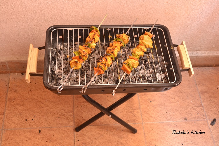 Chicken Tikka Kebab, Chicken Tikka Kebab made using TTK Prestige Charcoal barbecue, Chicken Tikka Kebab made on charcoal, Chicken kebab, Chicken kebeb grilled, Chicken Tikka Kebab grilled, barbecue, barbecue recipes, barbecue party ideas