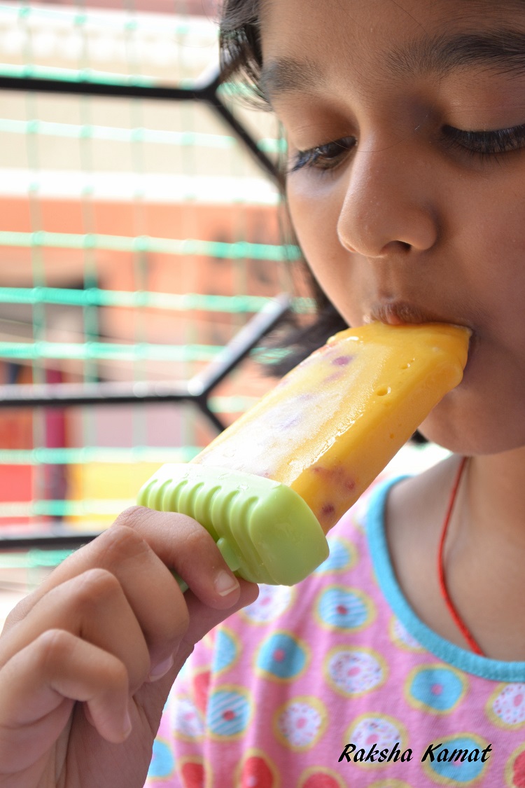 Mango pomegranate popsicle, mango pops, mango popsicle, mango recipes, pomegranate pops, mango recipes for kids, summer recipes